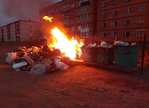 Горел мусор и автомобиль. За неделю в Соликамске произошло три пожара